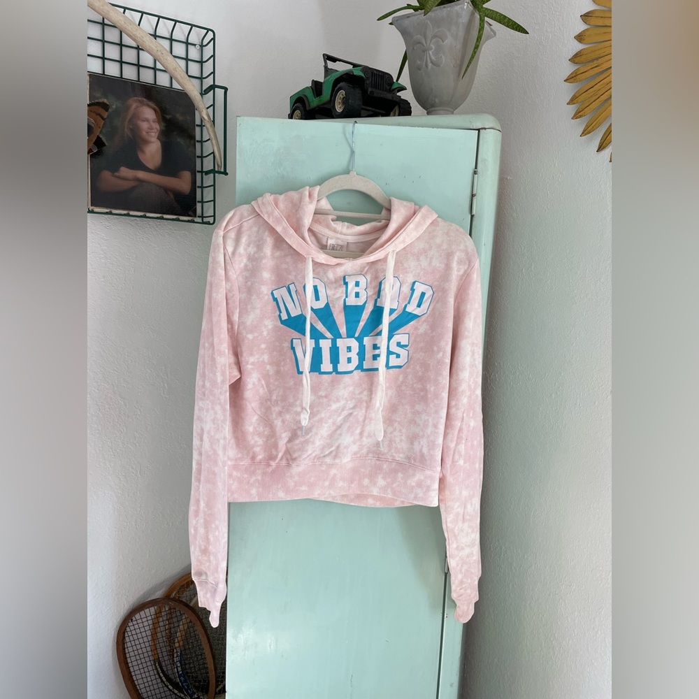 Freeze No Bad Vibes Crop Hoodie, Size Large, Pink